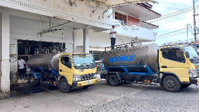 Employees of KPSP Setia Kawan in Nogkojajar Hamlet, Wonosari Village, Tutur District, Pasuruan Regency, East Java, fill milk from the main collection installation tank to the truck tank that will be sent to a milk processing factory on Tuesday, December 3, 2024. Ishomuddin