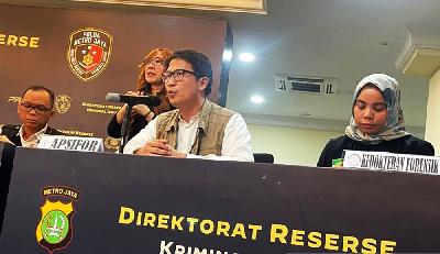 Chairman of the Indonesian Forensic Psychology Association (Apsifor) Nathanael E. J. Sumampouw (center) during a press conference at the Jakarta Metro Police Headquarters, South Jakarta, Monday, February 12, 2024. ANTARA/Lifia Mawaddah Putri