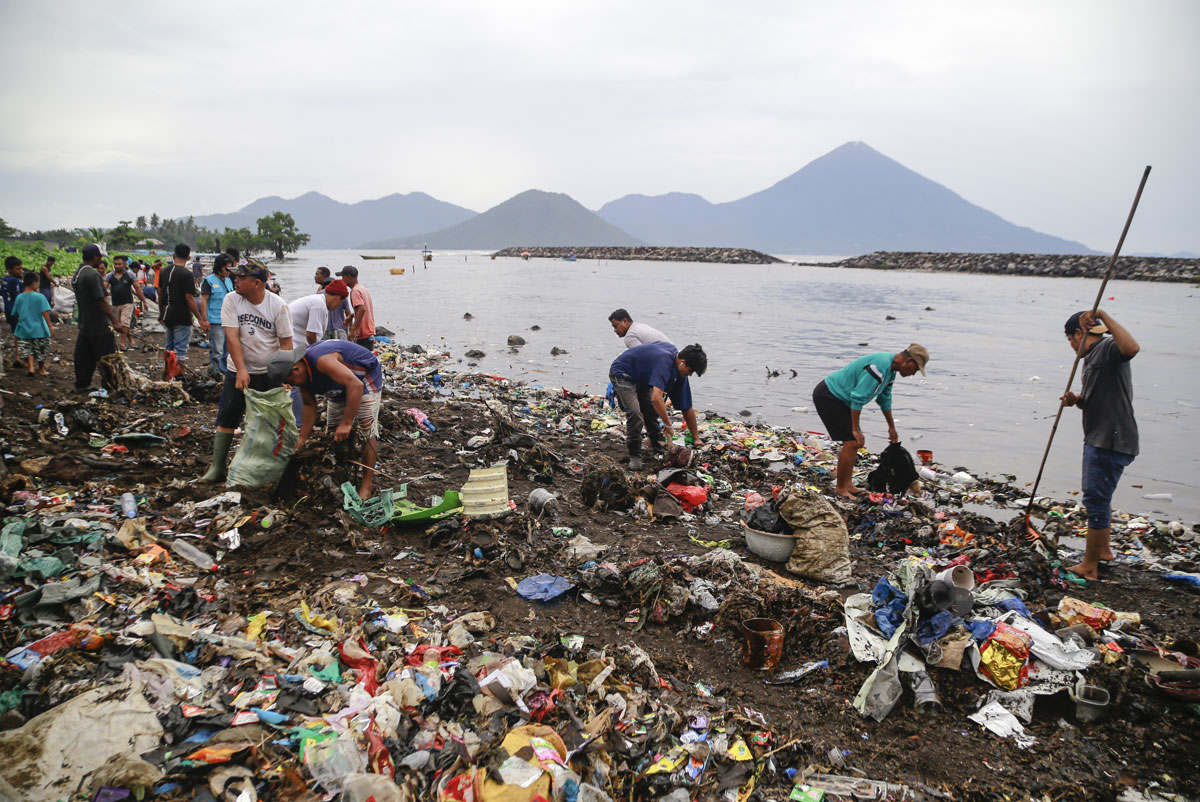 Warga Ternate mengumpulkan sampah kiriman dan sampah buangan di bibir Pantai Sasa, Ternate, Maluku Utara,  8 Desember 2024. Aksi bersih-bersih sampah oleh sejumlah komunitas dan warga sekitar itu sebagai bentuk kepedulian terhadap lingkungan dan mengantisipasi sampah plastik yang ada di sekitar pantai agar tidak terbawa arus ke laut yang berdampak pada kerusakan ekosistem pesisir. Antara/Andri Saputra