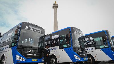 A driver stands in front of a TransJakarta Electric Bus during their launch at the National Monument (Monas), Jakarta, Tuesday, December 10, 2024. PT TransJakarta launches 200 high-deck electric buses, claimed to reduce potential emissions by around 420 thousand CO2 equivalents, or the equivalent of planting 1.25 million trees. TEMPO/M Taufan Rengganis