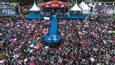 Aerial photo of North Maluku Governor candidate Sherly Tjoanda (center) delivering a political speech during the final grand campaign at Ngaralamo Field in Ternate City, North Maluku, Saturday, November 23, 2024. ANTARA/Andri Saputra