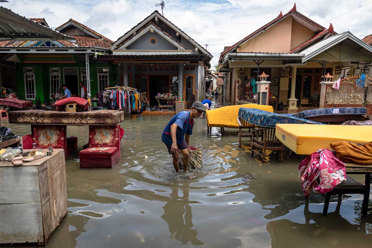 Suasana di Desa Wonorejo, Kecamatan Karanganyar, Kabupaten Demak, Jawa Tengah, yang terdampak banjir sejak 10 hari lalu akibat jebolnya tanggul Sungai Wulan, Februari 2024. ANTARA/Aji Styawan