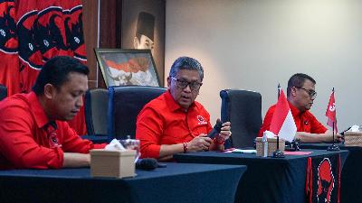 PDIP Secretary General Hasto Kristiyanto (center) with PDIP Central Board Chairman Ahmad Basarah (right) and Chairman of the PDIP National Legal System Reform Division Ronny Talapessy (left) during a press conference on the 2024
simultaneous regional elections and party discipline at the PDIP Party Academy, Lenteng Agung, South Jakarta, Wednesday, December 4, 2024. TEMPO/Ilham Balindra