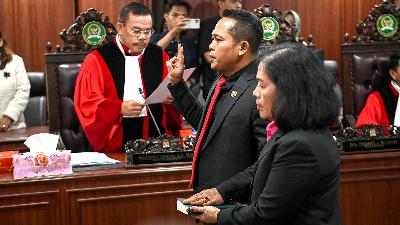 Member of the House of Representatives of the PDIP fraction, Yulius Setiarto is sworn in during a clarification hearing by the Ethics Council (MKD) at the Parliament Complex, Senayan, Jakarta, Tuesday, December 3, 2024. TEMPO/M Taufan
Rengganis