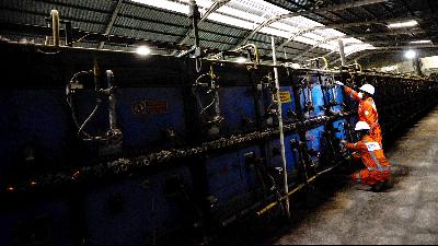 PT Perusahaan Gas Negara (PGN) officers carry out regular maintenance at the PT Ubin Keramik Kemenangan Jaya ceramic factory, Cileungsi, Bogor, West Java, Monday, December 10, 2018. TEMPO/Tony Hartawan