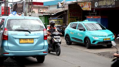 An electric car, part of Xanh SM Indonesia Taxi fleet on Limo Street, Depok, West Java. Monday, December 31, 2024. This Vietnam-manufactured electric car was officially launched on December 18, 2024 in Jakarta. TEMPO/Amston Probel 