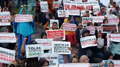 Rempang residents protest against relocation due to the construction of the Rempang Eco City National Strategic Project, in Sembulang Village, Wednesday, December 4, 2024. Tempo/Yogi Eka Sahputra