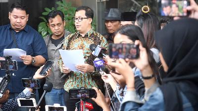 Anti-corruption activist Ubedilah Badrun (center) and several other activists after giving a report in response to the OCCRP publication that included former president Joko Widodo's name in the list of nominees for the most corrupt leaders in 2024, at the KPK building, Jakarta, January 7, 2025. Antara/Akbar Nugroho Gumay