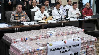 Director of Special Economic Crimes of the National Police, Brig. Gen. Helfi Assegaf (second left), accompanied by Head of the Public Information Bureau Brig. Gen. Trunoyudo Wisnu Andiko (left) and Director of Cyber Crime Brig. Gen. Himawan Bayu Aji (center) gives a press statement on the establishment of Arta Jaya Putra and its commissioner FH as suspects in money laundering case from the proceeds of online gambling by building the Aruss Hotel at a press conference at the Criminal Investigation Unit Building, Jakarta, Thursday, January 16, 2025. ANTARA/Hafidz Mubarak A