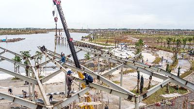 Construction of Taman Bhineka in Pantai Indah Kapuk 2 area, Teluk Naga, Tangerang, Banten, December 6, 2024. Tempo/Tony Hartawan