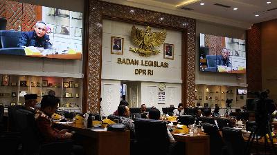 A hearing of the Legislative Body of the House of Representatives discussing the draft of the Mineral and Coal Bill regarding giving authorization for civil organizations and universities to manage mines at the Parliament Complex, Jakarta, January 22, 2025. Tempo/Amston Probel