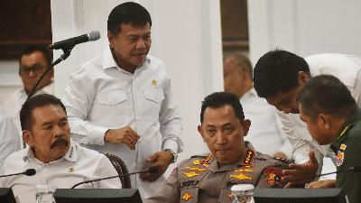 Attorney General Sanitiar Burhanuddin (left), Head of the State Intelligence Agency (BIN) Lt. Gen. (ret.) Muhammad Herindra and National Police Chief General Listyo Sigit Prabowo in a plenary cabinet meeting at the Presidential Palace, Jakarta, January 22. Tempo/Imam Sukamto