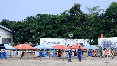 Two workers inspect the Pad-A SKW Well, Sukowati Field, Bojonegoro, East Java, on Thursday, December 7, 2023. PT Pertamina (Persero) has implemented Carbon Capture Utilization and Storage (CCUS) technology in the oil and gas field. Foto: Dok. Pertamina.