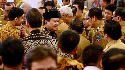 President Prabowo Subianto and Vice President Gibran Rakabuming Raka shake hands with regional heads after the digital handover of the Budget Implementation List (DIPA) and Regional Transfer Allocation Book of 2025, as well as the launch of version 6.0 of the Electronic Catalog at the State Palace, Jakarta, December 10, 2024. BPMI Setpres/Muchlis Jr