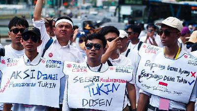 Hundreds of lecturers with civil servant status hold a rally in front of the National Monument, Jakarta, February 3, 2025. Tempo/Martin Yogi Pardamean