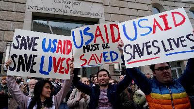 Demonstrators hold protest signs in front of the USAID building in
Washington, United States, February 3, 2025. Reuters/Kent Nishimura