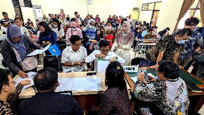 The curator team matches creditor data during the Sri Rejeki Isman (Sritex) creditor meeting at the Semarang District Court, Tuesday, January 21, 2025. Tempo/Budi Purwanto