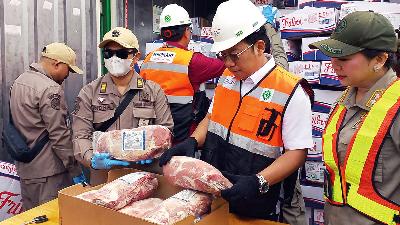 National Food Agency Chief Arief Prasetyo Adi inspects imported frozen beef from Berdikari, sourced from Brazil, at Tanjung Priok Port, Jakarta, December 16, 2021. Tempo/Aisha Shaidra
