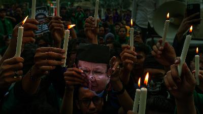 Students hold a protest titled #IndonesiaGelap (Indonesia in Darkness) in the vicinity of the Arjuna Wijaya Statue, Jakarta, February 20, 2025. Tempo/Martin Yogi Pardamean