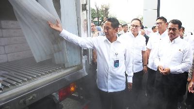 President Director of the State Logistics Agency (Bulog) Lieutenant General Novi Helmy Prasetya (left) and Minister of Agriculture Amran Sulaiman (right) inspect frozen meat supplies sold at the PosAgri Ramadan Market Operation at Flora Post Office, Fatmawati, Jakarta, February 24, 2025. Antara/Muhammad Iqbal