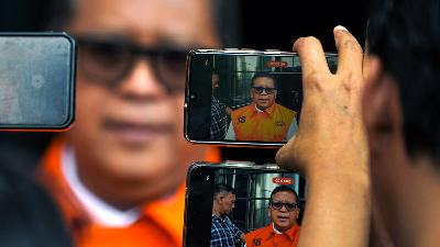 Hasto Kristiyanto answers reporters' questions before undergoing a questioning at the KPK Building, Jakarta, February 27, 2025. Tempo/Tony Hartawan