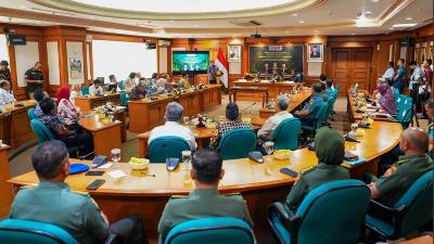 The signing of a Memorandum of Understanding between the Ministry of Forestry and the Indonesian National Defense Forces (TNI) at Manggala Wanabakti Building, Jakarta, February 12, 2025. Menlhk.go.id