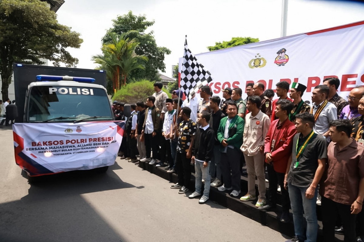 Polda DIY membagikan sebako saat Bakti Sosial Polri Presisi yang diberikan kepada Aliansi Mahasiswa dan masyarakat yang membutuhkan, di halaman Polda DIY, Yogyakarta, 27 Februari 2025. Jogja.polri.go.id