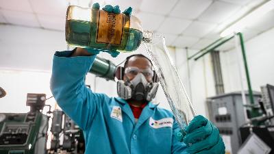 A laboratory officer pours fuel that has undergone “blending” into a vessel in the Pertamina International Refinery (KPI) Kasim Unit laboratory, Sorong Regency, Southwest Papua, November 29, 2024. Antara/Rivan Awal Lingga