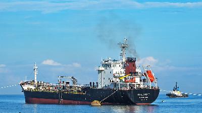 Tankers loading and unloading fuel oil at Ampenan Integrated Terminal, Mataram, NTB, January 8, 2025. Antara/Ahmad Subaidi