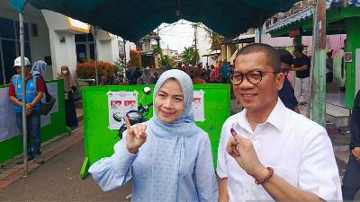 Serang Regent candidate number 2, Ratu Zakiyah, and her husband, Minister of Villages and Regional Development Yandri Susanto, after voting at Polling Station 19 in Ciceri Permai Complex, Serang Subdistrict, Serang, Serang City, November 27, 2024. Antara/Desi Purnama Sari.