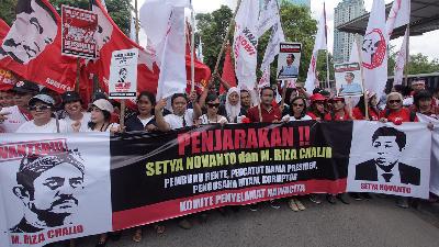 A rally in front of the Corruption Eradication Commission (KPK) building demanding that the KPK thoroughly investigate the involvement of Setya Novanto and Riza Chalid in the PT Freeport Indonesia contract extension case. Dok. Tempo/Dian Triyuli Handoko