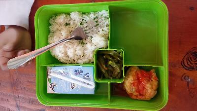 Menu program makan bergizi gratis  yang dibagikan kepada siswa kelas 1A SDIT Persaudaraan Wae Nahi pada 14 April 2025 terdiri dari nasi, sayur buncis dan wortel, telur goreng, pisang, dan ultra milk. (Dokumentasi Floresa)