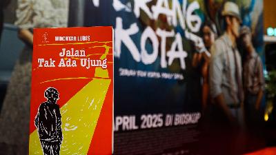 Novel karya Mochtar Lubis, Jalan Tak Ada Ujung , di Konferensi Pers film Perang Kota di Epicentrum XXI, Jakarta, 21 April 2025. Tempo/Martin Yogi Pardamean