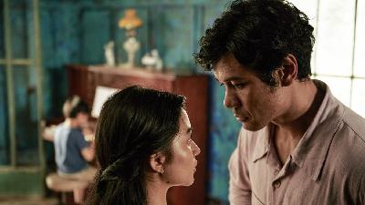 Ariel Tatum saat berperan menjadi Fatimah (kiri) dan Chicco Jerikho sebagai Guru Isa dalam film Perang Kota.. Cinesurya