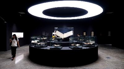 Pengunjung mengamati Al Quran beragam mushaf pada pameran Misykat di Museum Nasional, Jakarta, 24 April 2025. Tempo/Fardi Bestari