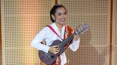 Dalang Perempuan dan Penyanyi keroncong Woro Mustiko membawakan sebuah lagu dalam konferensi pers jelang penayangan perdana film pendek Kebaya Kala Kini di Galeri Indonesia Kaya, Jakarta, 23 Juli 2024. Tempo/M Taufan Rengganis