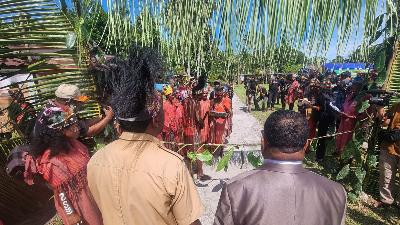 Suku Afsya merayakan Hari Bumi dengan menjadi tuan rumah Festival Hutan Adat sebagai bentuk protes atas tanah mereka yang belum diakui negara di Kabupaten Sorong Selatan, Papua Barat Daya, 23 April 2025. Pusaka Bentala Rakyat
