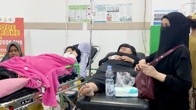 Siswa MAN I Cianjur, Jawa Barat yang mengalami keracunan setelah menyantap MBG mendapat perawatan di RSUD Sayang Cianjur. Antara/Ahmad Fikri