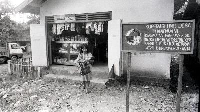 Sebuah Koperasi Unit Desa (KUD) di Desa Panggung, Gunung Kidul, Yogyakarta, 1986. Dok. Tempo/Yuyuk Sugarman