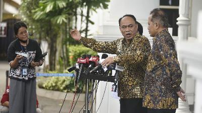 Menteri Koperasi Budi Arie Setiadi  dan Wakil Menteri Koperasi Ferry Juliantono (kanan) memberikan keterangan pers seusai mengikuti rapat terbatas membahas Koperasi Merah Putih dengan Presiden Prabowo Subianto di Komplek Istana Kepresidenan, Jakarta, 7 Maret 2025. Tempo/Imam Sukamto