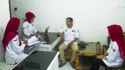 Menteri Desa, Pembangunan Daerah Tertinggal, dan Transmigrasi Yandri Susanto (tengah) berbincang dengan sejumlah kepala desa memperkenalkan program Koperasi Merah Putih di gedung Balai Buntar Kota Bengkulu, Bengkulu, 25 April 2025. Antara/Muhammad Izfaldi