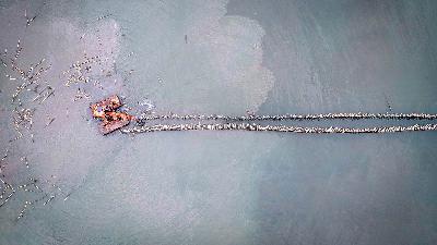 Pekerja menggunakan alat berat saat membongkar pagar laut di pesisir laut Desa Kohod, Kabupaten Tangerang, Banten, 17 April 2025. Antara/Putra M. Akbar