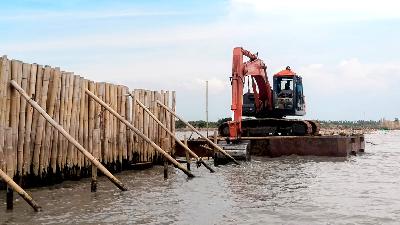 Pencabutan pagar laut dengan alat Excavator di Desa Kohod Pakuhaji, Kabupaten Tangerang, 22 April 2025. Tempo/Ayu Cipta