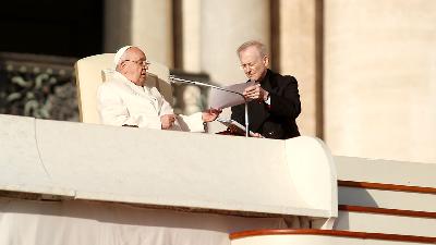 Paus Fransiskus menyapa umat Katolik setelah Misa Epifani di Basilika Santo Petrus, Vatikan, 6 Januari 2025. Shutterstock