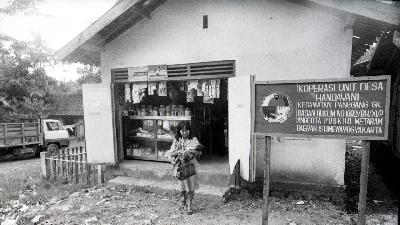 A Village Unit Cooperative (KUD) in Panggung Village, Gunung Kidul, Yogyakarta, 1986. Dok. Tempo/Yuyuk Sugarman