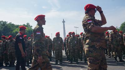 Members of GRIB Jaya in formation to celebrate the inauguration of Prabowo Subianto as president, at Jalan Medan Merdeka Barat, Jakarta, October 20, 2024. Tempo/Ilham Balindra