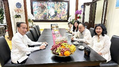 Cooperatives Minister Budi Arie Setiadi (second from right) and his family visit former president Joko Widodo at his residence in Solo, Central Java, April 1, 2025. Budi Arie Doc.