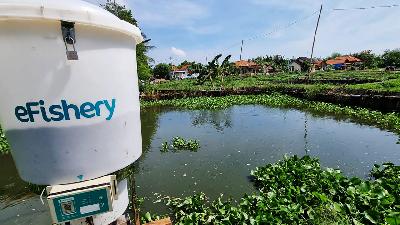 eFishery’s eFeeder equipment operating in a fish farming pond. Doc. eFishery