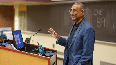 Venki Ramakrishnan memberikan kuliah umum di Universitas Vanderbilt di Nashville, Tennessee, Amerika Serikat. Dok.Harrison McClary/medschool.vanderbilt.edu