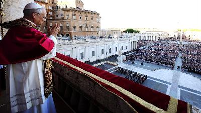 Paus Leo XIV melambaikan tangan kepada ribuan orang yang berkumpul di Lapangan Santo Petrus, Vatikan, 8 Mei 2025, setelah terpilih sebagai Paus baru. Vatican Media
